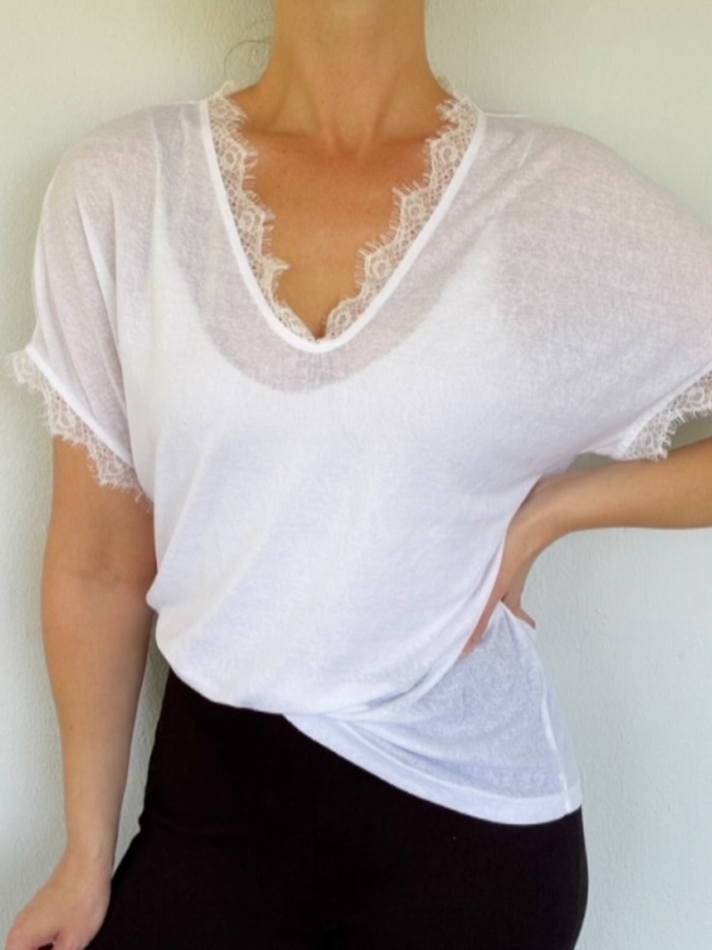 Unbranded white eyelash lace trim v-neck semi-sheer short sleeve top size medium